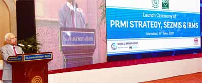 Dr. Ishrat Hussain addressing the launching ceremony of BOI